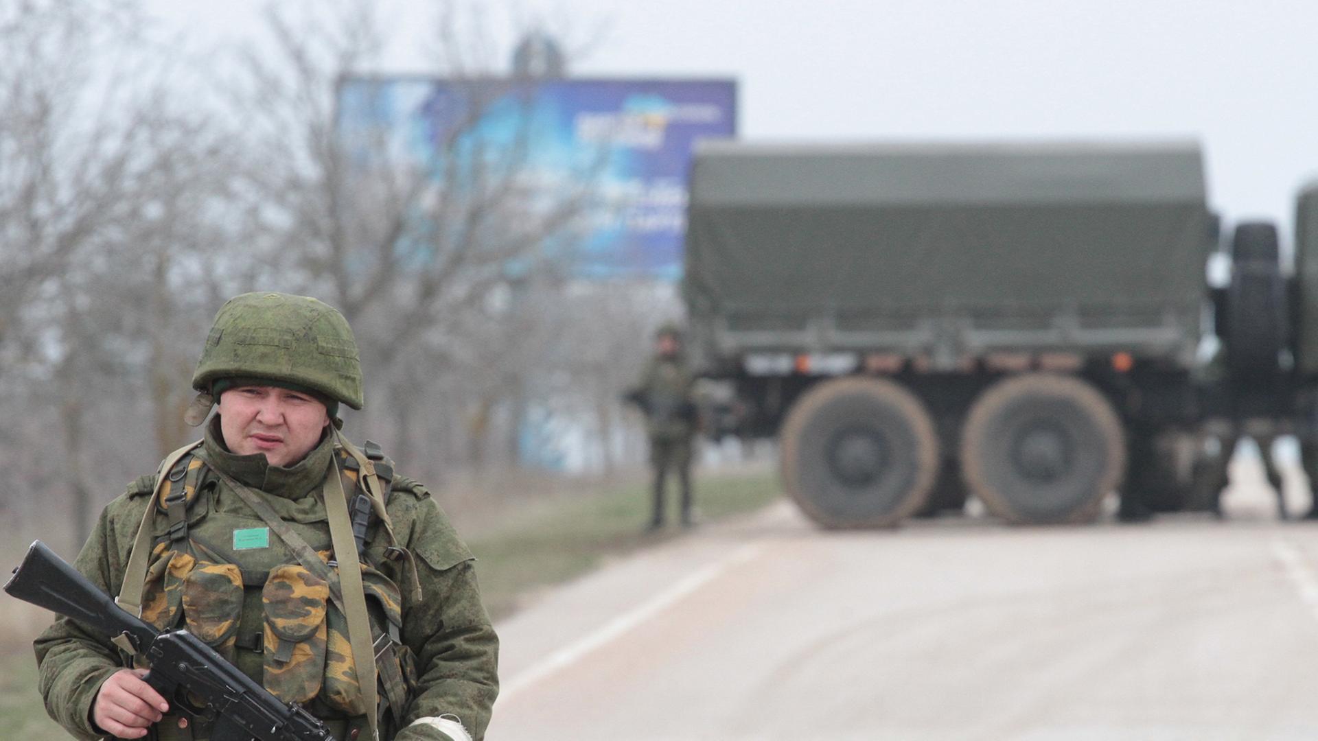Ein Militär-Checkpoint am Belbek-Flughafen nahe Sewastopol am 2. März 2014