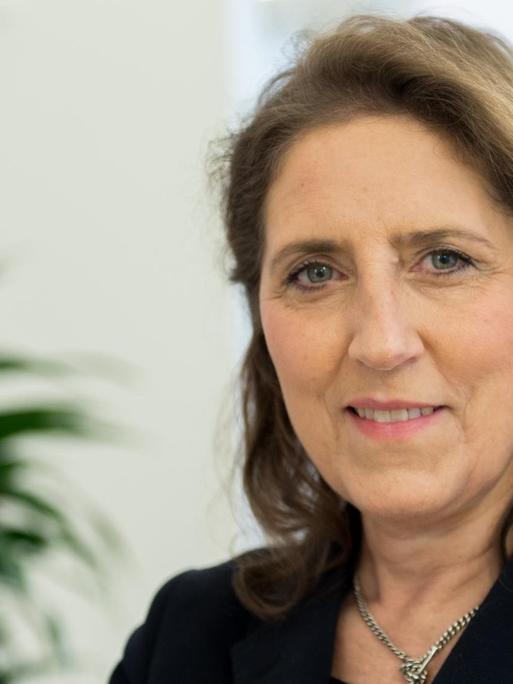 Petra Müller, die Geschäftsführerin der Film- und Medienstiftung NRW, blickt in die Kamera.