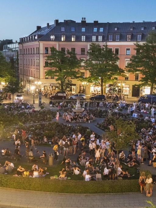 Das Bild zeigt den belebten Gärtnerplatz im Münchner Glockenbachviertel.