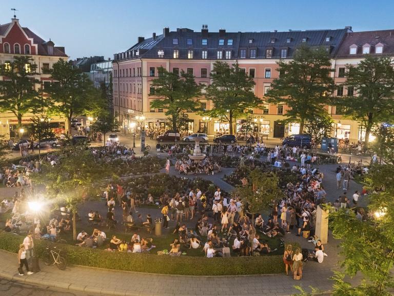 Das Bild zeigt den belebten Gärtnerplatz im Münchner Glockenbachviertel.