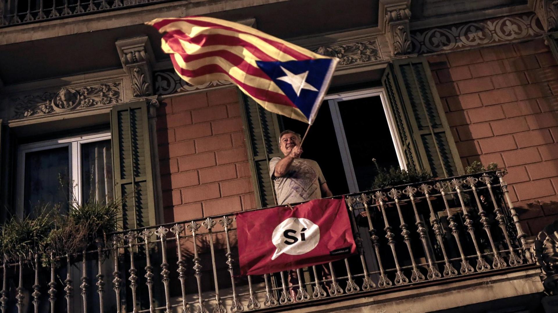 Ein Mann schwenkt die katalanische "Estelada"-Flagge, ein Symbol für die Unabhängigkeit der Region.