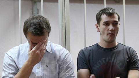 Alexej Nawalny und sein Bruder Oleg nach der Urteilsverkündung.
