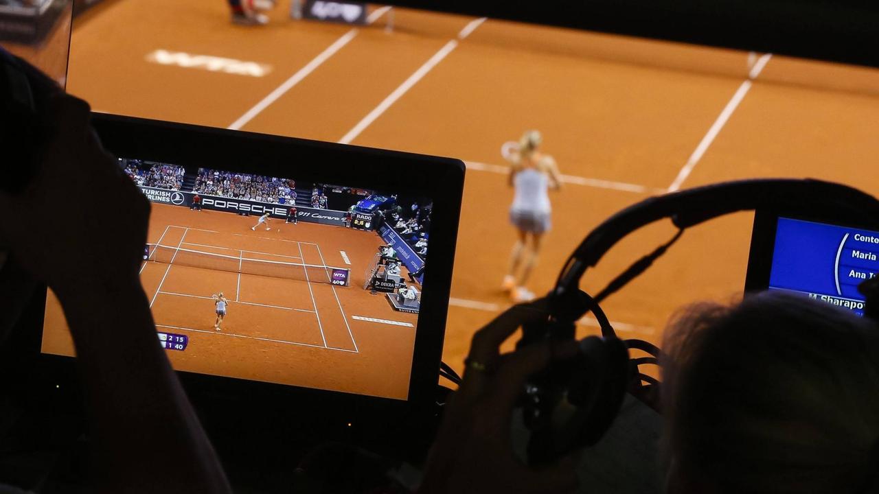 Eine Fernsehübertragung des Tennis Grand Prix in Stuttgart.
