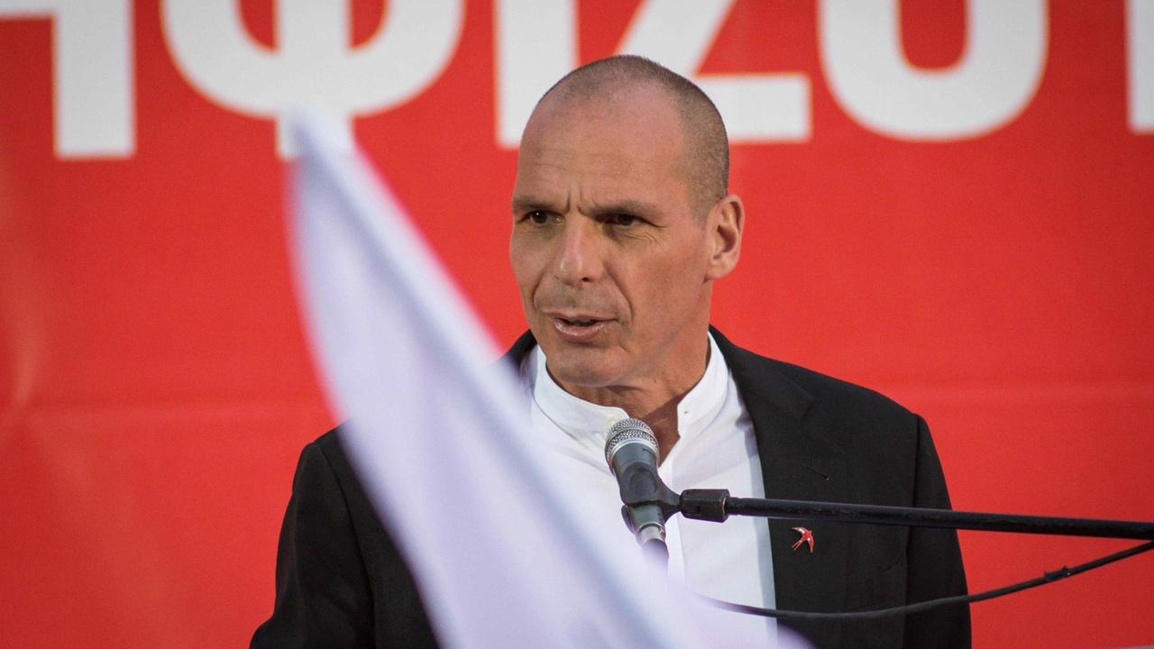 Das Bild zeigt den ehemaligen griechischen Finanzminister Yanis Varoufakis während einer Rede in Athen.
