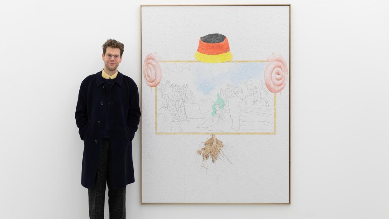 Der Künstler Alex Wissel steht vor einem Bild in seiner Ausstellung "Thymostraining" in der Sammlung Philara in Düsseldorf.