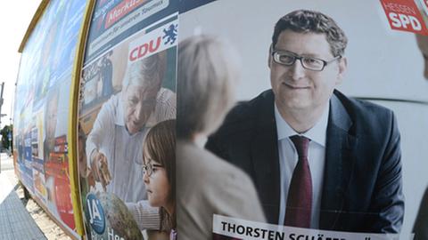 Herausforderer Thorsten Schäfer-Gümbel (SPD, rechts) und Ministerpräsident Volker Bouffier (CDU) auf Wahlplakaten