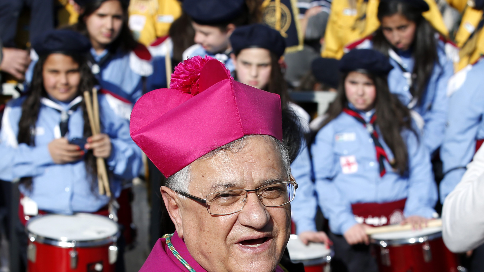 Der lateinische Patriarch von Jerusalem, Fouad Twal, bahnt sich in der Westbank den Weg zur Geburtskirche in Bethlehem; Aufnahem vom 24. Dezember 2015
