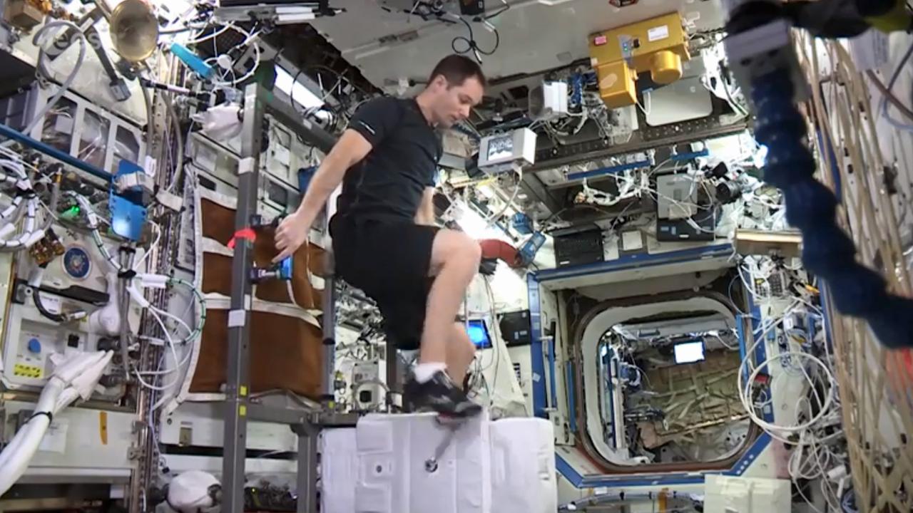 ESA-Astronaut Thomas Pesquet zeigt, wie das tägliche Training auf der Raumstation aussieht.
