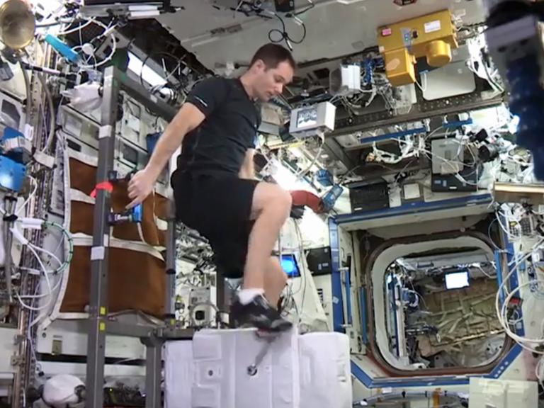 ESA-Astronaut Thomas Pesquet zeigt, wie das tägliche Training auf der Raumstation aussieht.