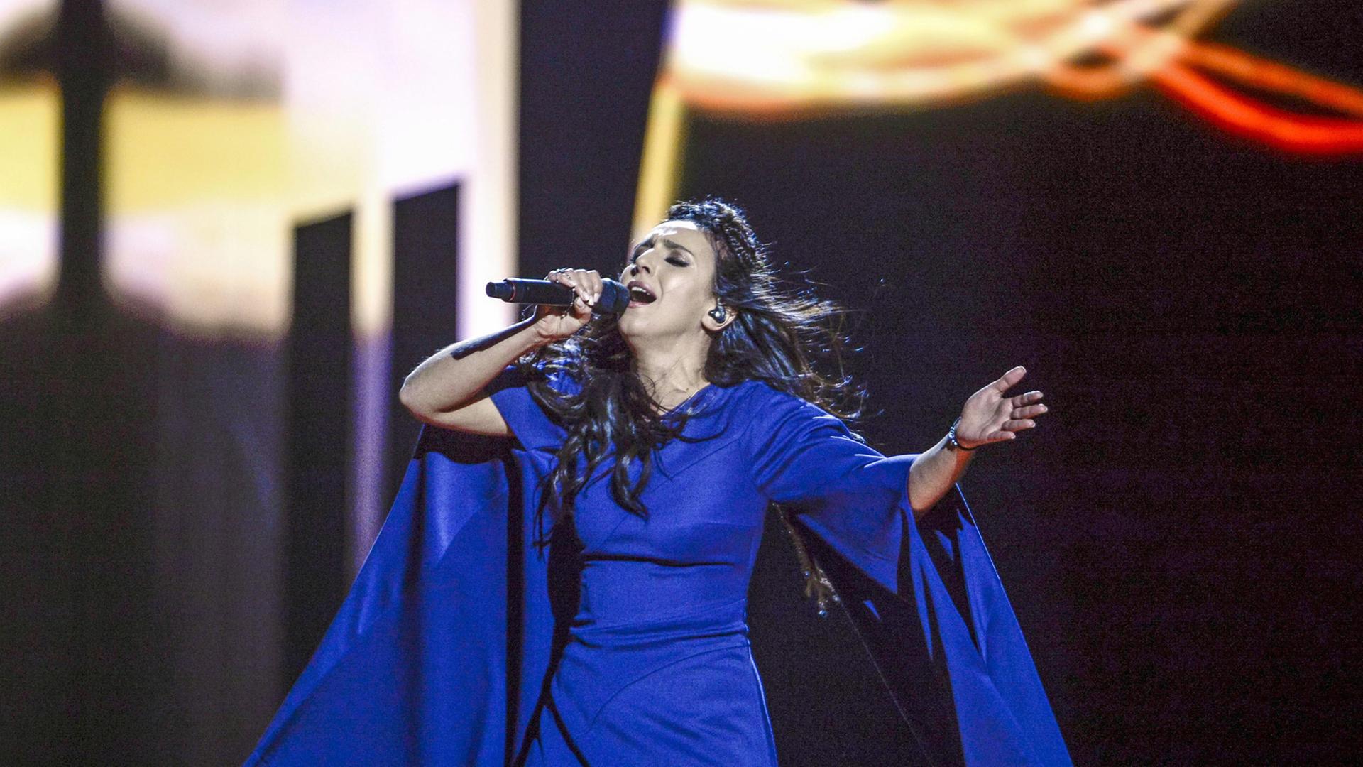 Die Sängerin Jamala repräsentierte beim 61. Eurovision Song Contest die Ukraine – und gewann: Hier singt sie in der Ericsson Globe Arena in Stockholm ihren Song "1944"; Aufnahme vom 14. Mai 2016