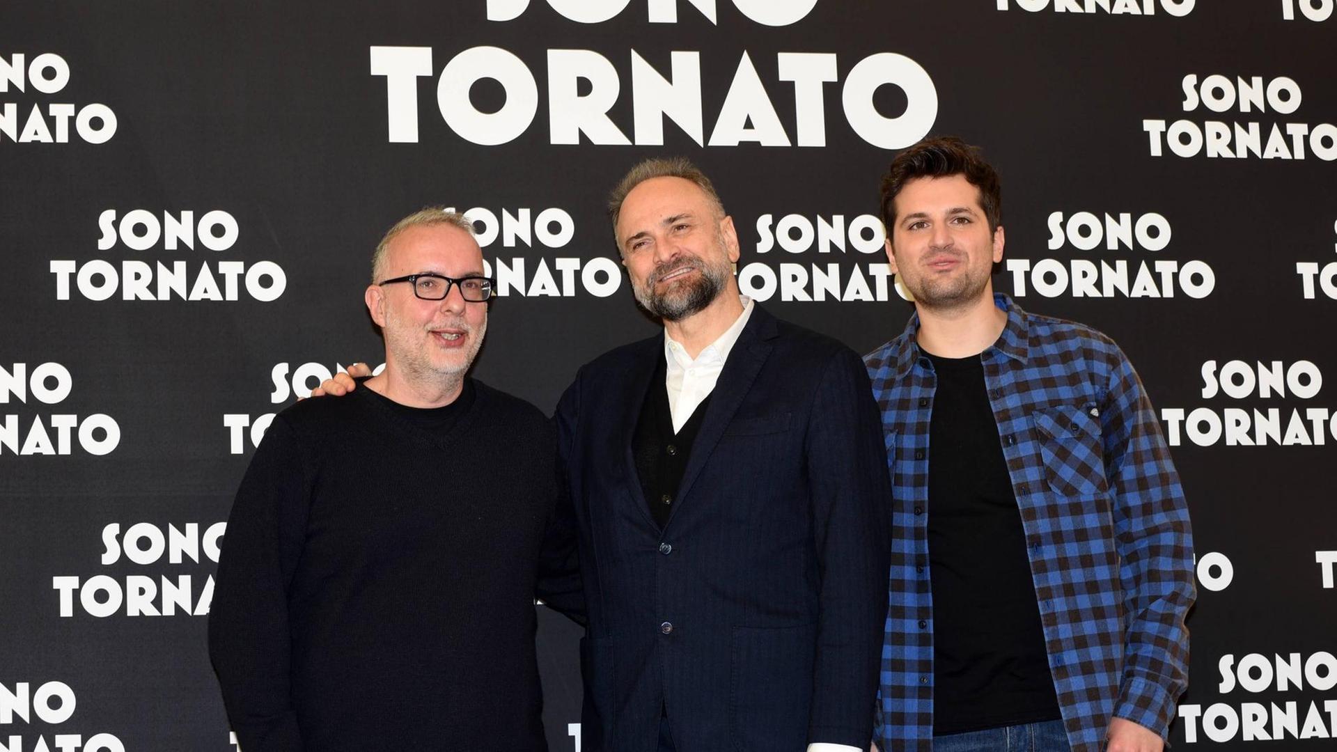 Bei der Präsentation des Filims "Sono tornato" in Rom: Regisseur Luca Miniero mit den Darstellern Massimo Popolizio und Frank Matano.