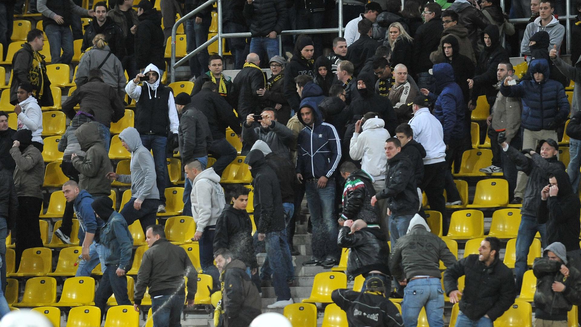 Aachener Fans randalieren im Stadion nach dem Spiel gegen Eintrach Frankfurt am 23.04.2012