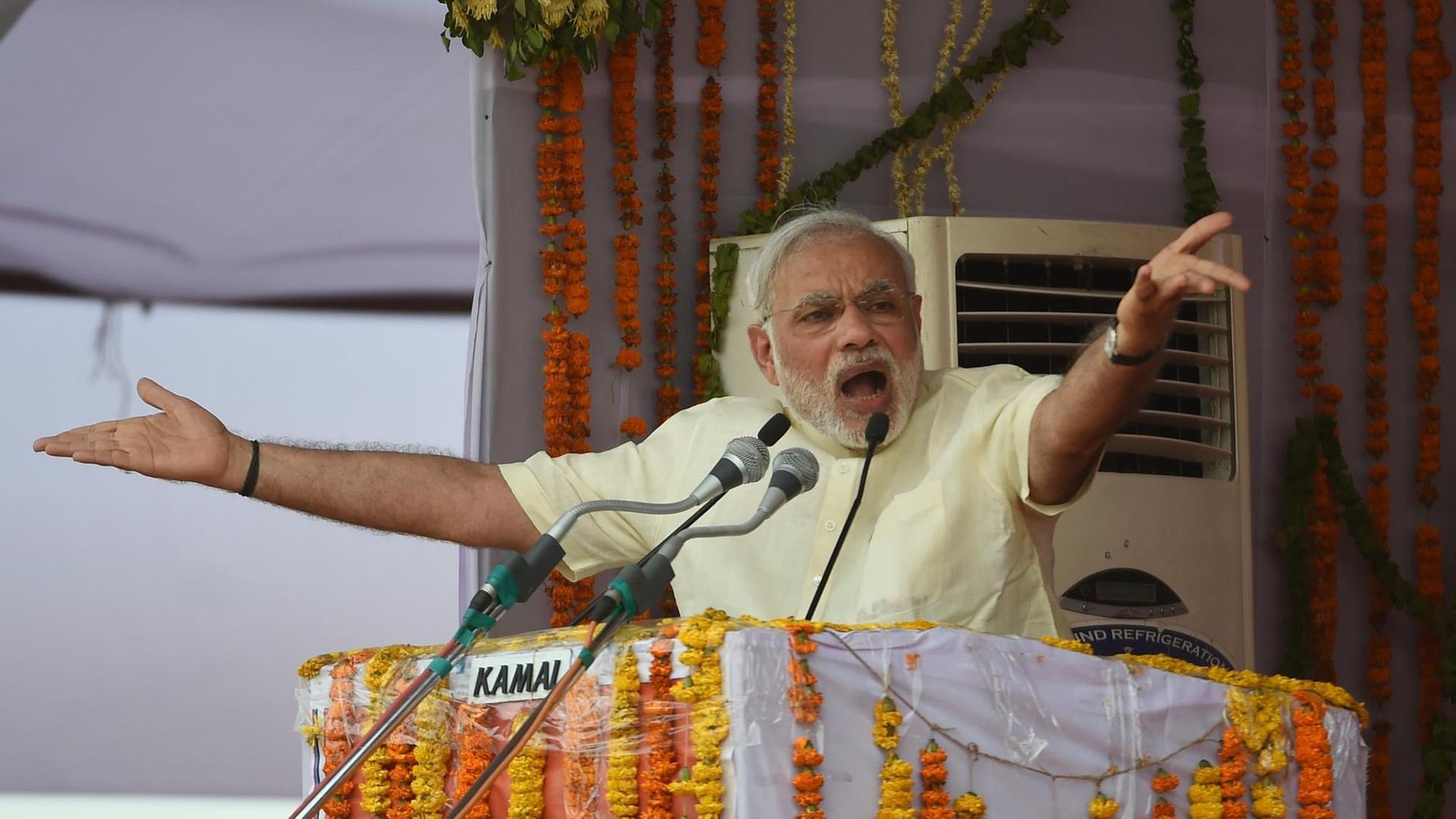 Der indische Premier Narendra Modi gestikuliert während einer Rede.