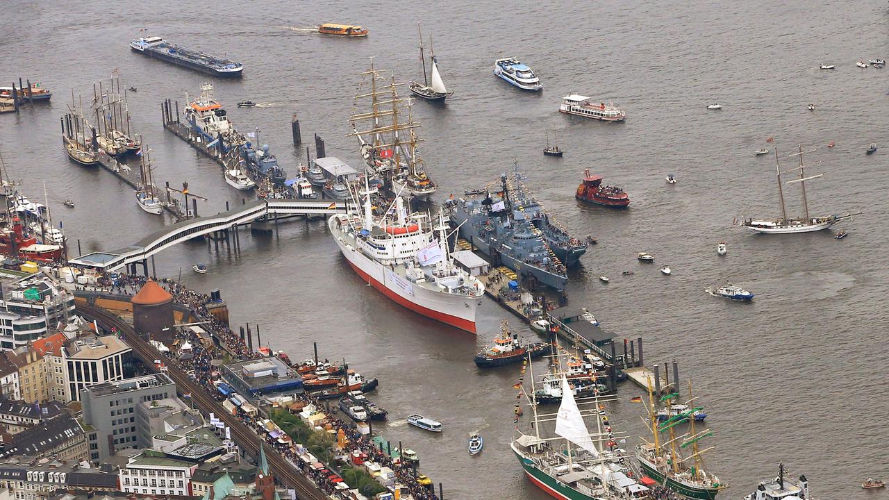 Die Museumsschiffe "Cap San Diego" (M) und "Rickmer Rickmers" (r unten), sowie Großsegler, Schiffe der Bundesmarine, Freizeit- und Ausflugsschiffe sind in Hamburg im Hafen neben den Landungsbrücken auf der Elbe zu sehen.