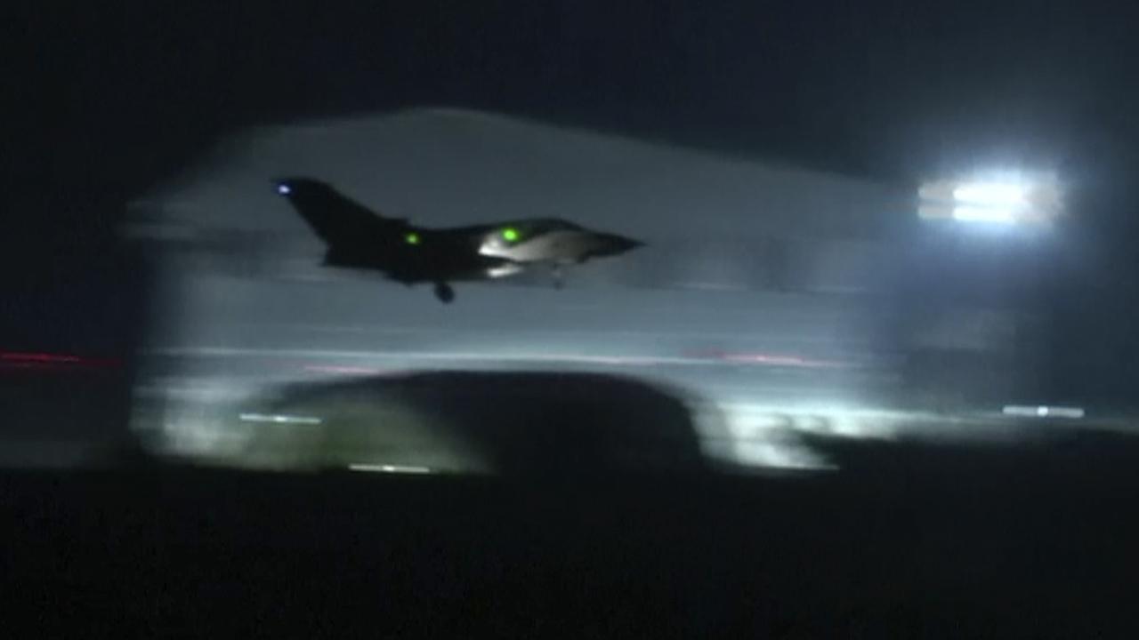 Dieses Videostandbild zeigt die Landung eines Kampfjets der British Royal Air Force (RAF) auf der britischen Militärbasis. . Dieses Videostandbild zeigt die Landung eines Kampfjets der British Royal Air Force (RAF) auf der britischen Militärbasis. .
