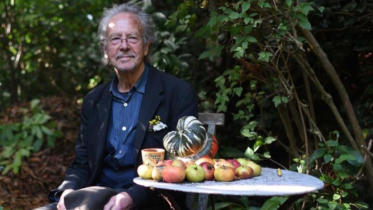 Peter Handke nach der Nobelpreis-Verleihung am 10.Oktober 2019 in einem Garten in Chaville in Frankreich.