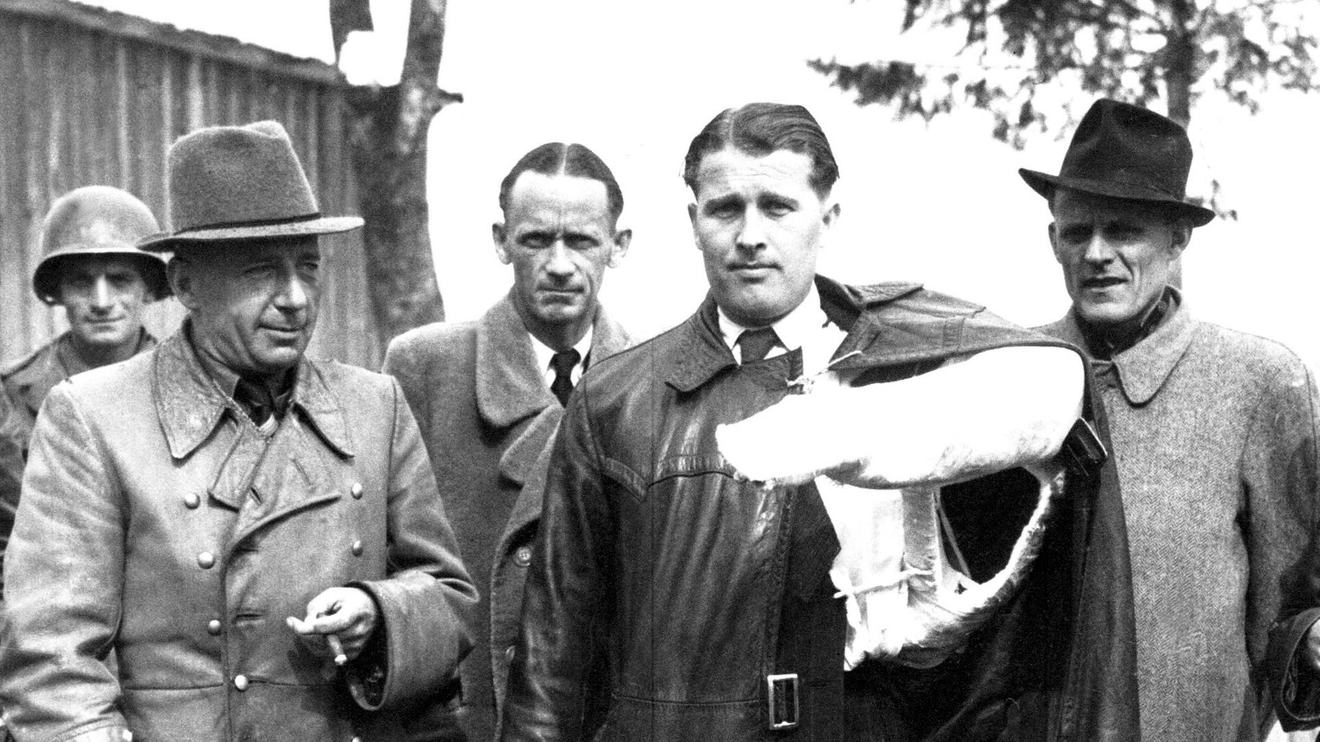 Walter Dornberger (links, mit Hut und Zigarre) und Wernher von Braun, nach der Festnahme durch US-Truppen