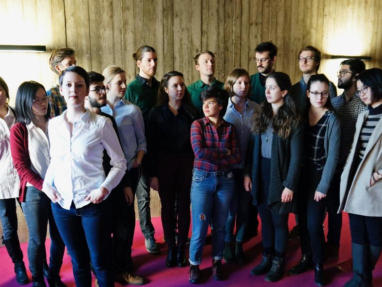 Studierende stehen vor einer Betonwand in der Musikhochule Hannover