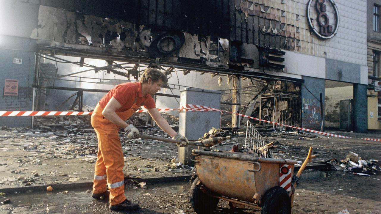 Aufräumarbeiten nach den schweren Ausschreitungen in der Nacht vom 1. auf den 2. Mai 1987 in Berlin Kreuzberg