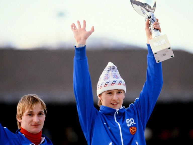 Bei der Vierschanzentournee standen 1984/1985 GARMISCH Jens Weissflog (re) und Klaus Ostwald (li, DDR) auf dem Treppchen.