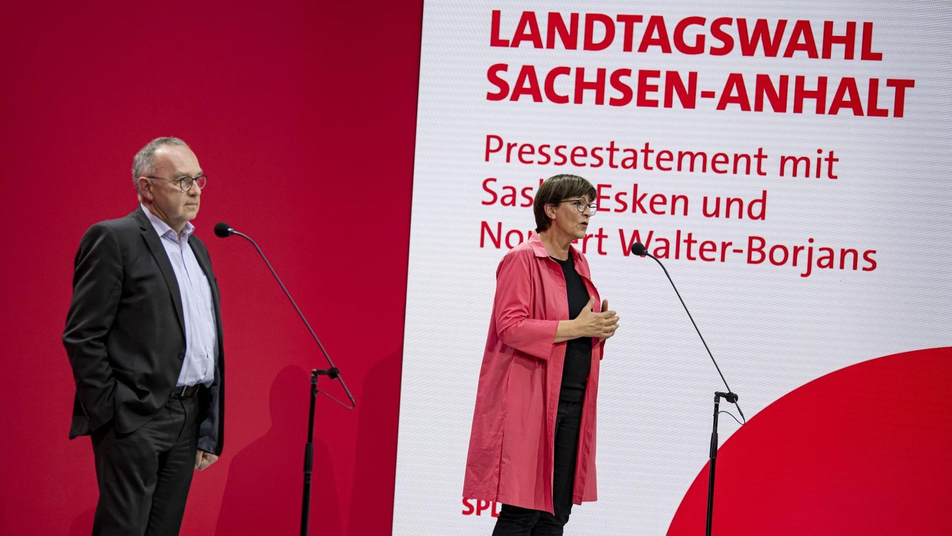 Norbert Walter-Borjans (l) und Saskia Esken, Parteivorsitzende der SPD, äußern sich zur Landtagswahl in Sachsen-Anhalt im Atrium des Willy-Brandt-Hauses.