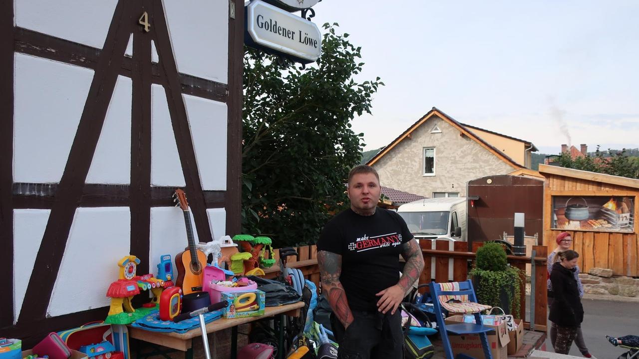 Tommy Frenck steht inmitten seines Flohmarkts vor dem Restaurant Goldener Löwe in Veßra.