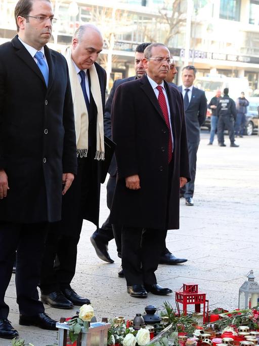 Bundeskanzlerin Angela Merkel (2.v.l, gedenkt mit Tunesiens Ministerpräsident Youssef Chahed (3.v.l)am 14.02.2017 in Berlin am Breitscheidplatz der Opfer des Anschlags vom 19. Dezember 2016.