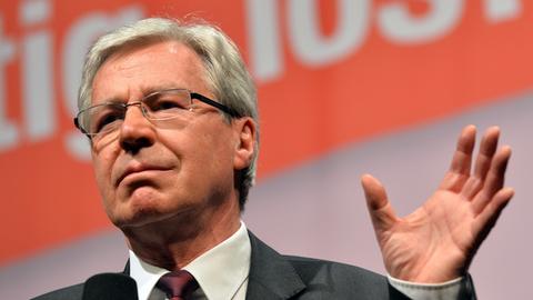 Der Spitzenkandidat der SPD Bremen und Bremer Bürgermeister Jens Böhrnsen redet in Bremen bei einer Wahlkampfveranstaltung der SPD.