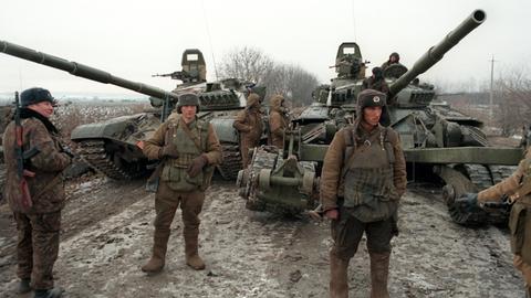 Russische Soldaten stehen mit ihren Panzern und Minenräumgeräten etwa 40 Kilometer vor der tschetschenischen Hauptstadt Grosny. In der abtrünnigen Kaukasus-Region Tschetschenien sollen bei Gefechten zwischen den russischen Invasionstruppen und den Tschetschenen am 13.12.1994 etwa 70 russische Soldaten getötet worden sein.