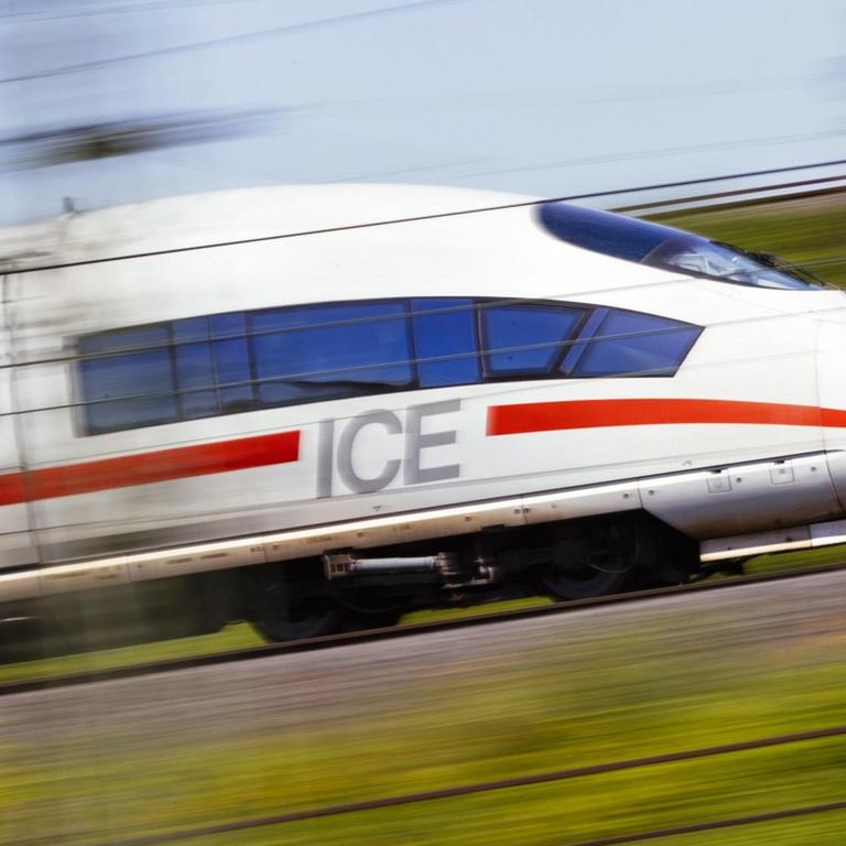 Ein ICE der Deutschen Bahn auf den Schienen am Bahnhof Köln Deutz. Ein ICE der Deutschen Bahn auf den Schienen am Bahnhof Köln Deutz.
