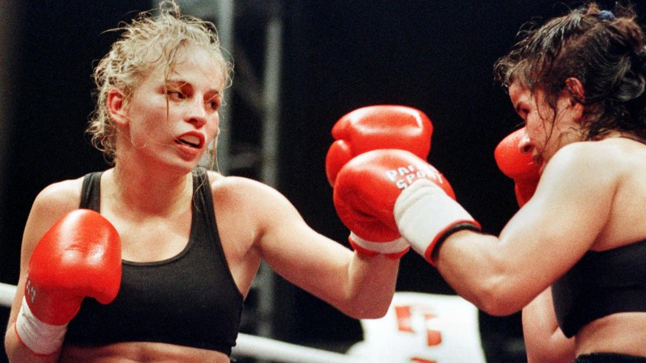 Historisches Foto von Regina Halmich  am 3.10.1998 in Augsburg gegen die US-amerikanerische Herausforderin Anissa Zamerron (rechts). Sie schaffte in diesem Weltmeisterschaftskampf die 17. Titelverteidigung und gewann die Auseinandersetzung nach Punkten.