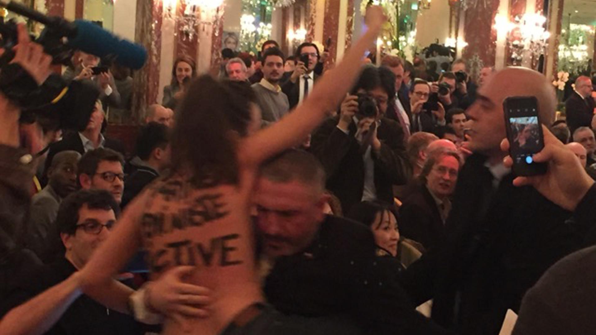 Eine Femen-Aktivistin störte die Pressekonferenz von Marine Le Pen.