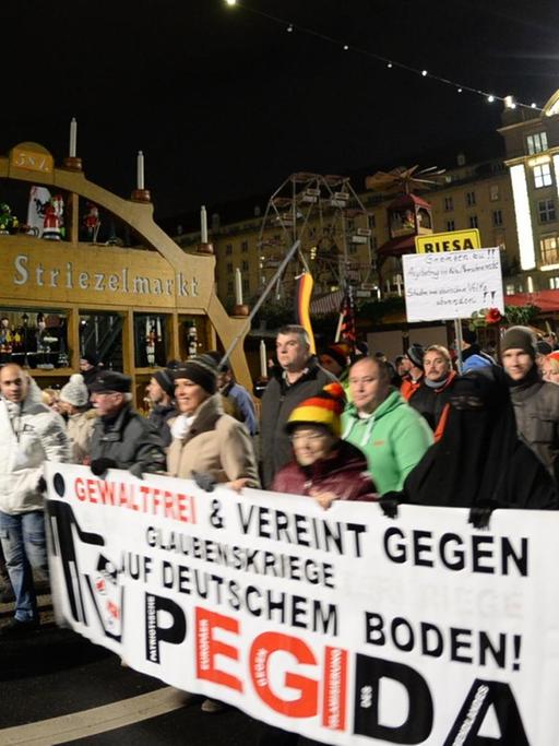Demonstranten der fremdenfeindlichen Pegida-Bewegung in Dresden am 23. November 2015
