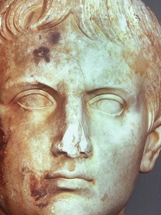 Die Kopfplastik des römischen Kaisers Augustus wurde 1961 bei Ausgrabungsarbeiten in Mainz gefunden. Undatierte Aufnahme.