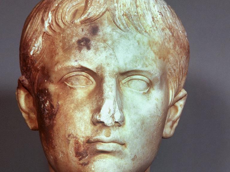 Die Kopfplastik des römischen Kaisers Augustus wurde 1961 bei Ausgrabungsarbeiten in Mainz gefunden. Undatierte Aufnahme.