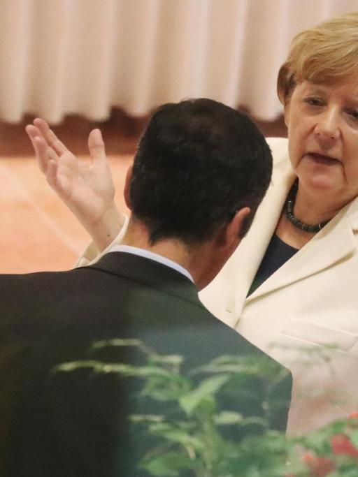Bundeskanzlerin Angela Merkel (CDU, Mitte) spricht mit Cem Özdemir, Bundesvorsitzender von Bündnis 90 / Die Grünen und Katrin Göring-Eckardt, Fraktionsvorsitzende (Bündnis 90 / Die Grünen).