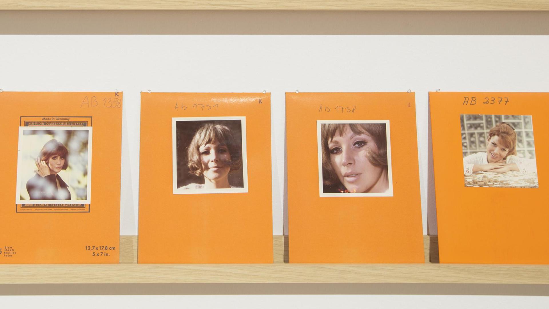 Bilder aus dem Agfacolor-Werbearchiv in orangen Din-A4-Papier, die die Künstlerin Fiona Tan im Rahmen der Reihe "Artist meets Archive" für die Ausstellung im Museum Ludwig zusammengestellt hat. Museum Ludwig Köln, Pressefotos zur Ausstellung Fiona Tan. GAAF (04.05. - 11.08.2019).