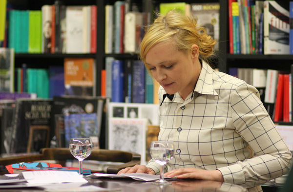 Simone Kornappel bei einer Lesung.
