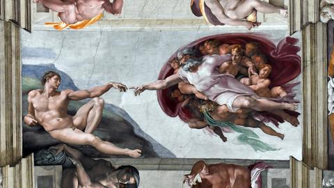Ein Deckenfresko zeigt einen liegenden nackten Mann, dessen Finger den einer göttliche Allegorie berührt.