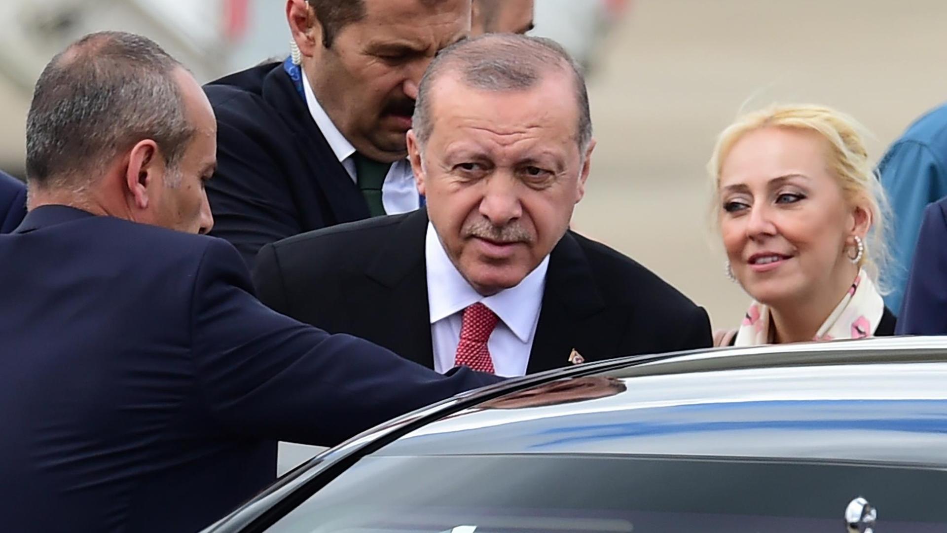 Der türkische Präsident Recep Tayyip Erdogan steigt am Flughafen von Buenos Aires in ein Auto