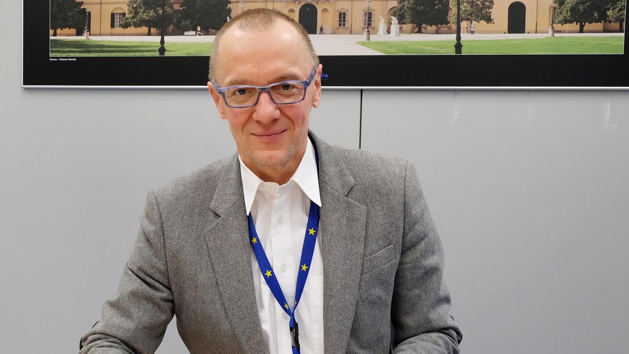 Der Direktor der Europäischen Behörde für Lebensmittelsicherheit (Efsa), Bernhard Url, sitzt an einem Schreibtisch.