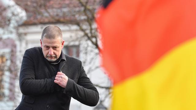 Der Verleger, Publizist und politische Aktivist der Neuen Rechten Götz Kubitschek auf einer Protestveranstaltung gegen Zuwanderung und die Asyl-Politik der Bundesregierung (2018).