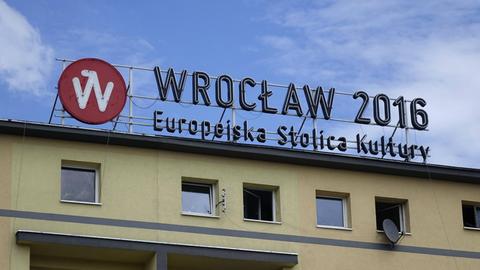Reklame auf einem Haus für Breslau als europäische Kulturhauptstadt 2016.