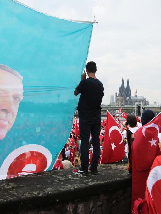 Anhänger des türkischen Staatspräsidenten Erdogan schwenken am 31.07.2016 in Köln (Nordrhein-Westfalen) türkische Fahnen. Mehrere Tausend Deutschtürken sind zu einer Pro-Erdogan-Demonstration in Köln zusammengekommen