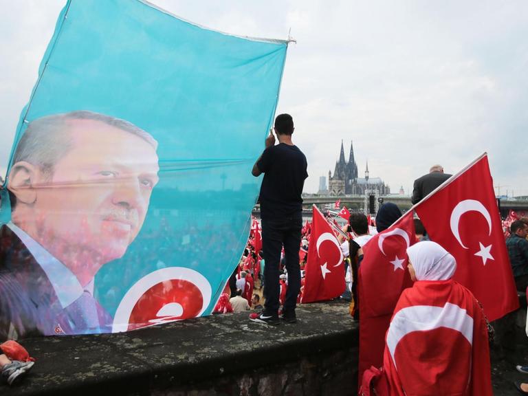 Anhänger des türkischen Staatspräsidenten Erdogan schwenken am 31.07.2016 in Köln (Nordrhein-Westfalen) türkische Fahnen. Mehrere Tausend Deutschtürken sind zu einer Pro-Erdogan-Demonstration in Köln zusammengekommen