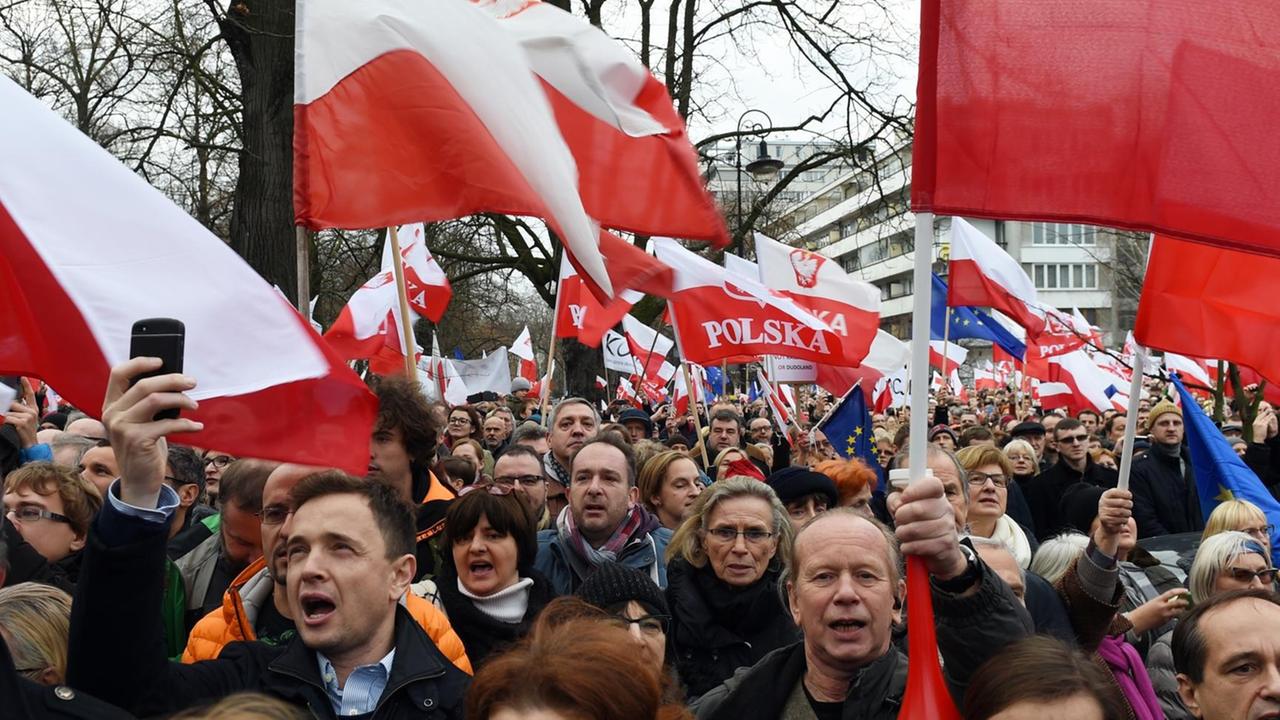 Menschen demonstrieren in Warschau gegen den Kurs der Regierung.