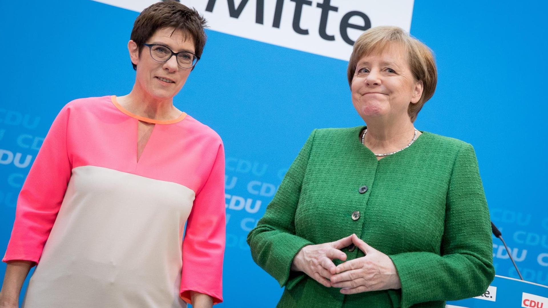 Bundeskanzlerin Angela Merkel (CDU) und Annegret Kramp-Karrenbauer, Saarlands Ministerpräsidentin (l, CDU) stehen auf einer Pressekonferenz im Konrad-Adenauer-Haus zusammen.