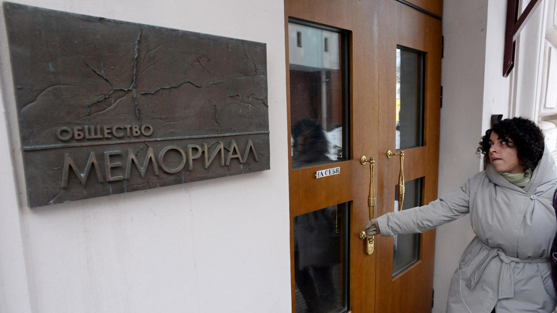 Eine Frau öffnet die Tür zum Büro der Memorial Rights Group, einer in Moskau ansässigen Menschenrechtsorganisation. (Foto von 2013)