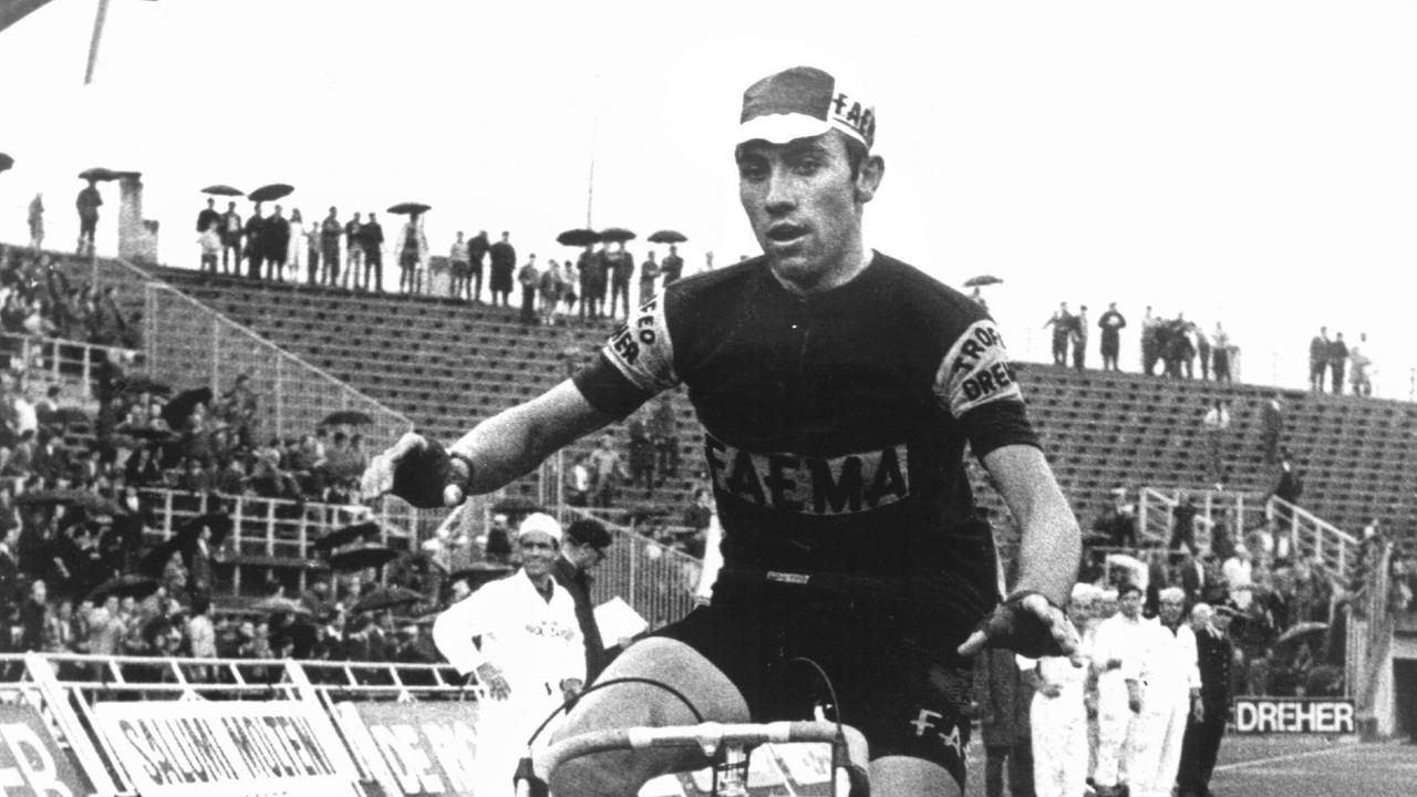 Weltmeister Eddy Merckx überquert am 1. Juni 1968 die Ziellinie in Brescia 
