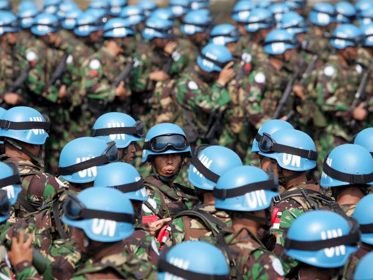 Ein Heer von indonesischen Blauhelm-Soldaten trainiert auf einem Armeestützpunkt in West-Java.